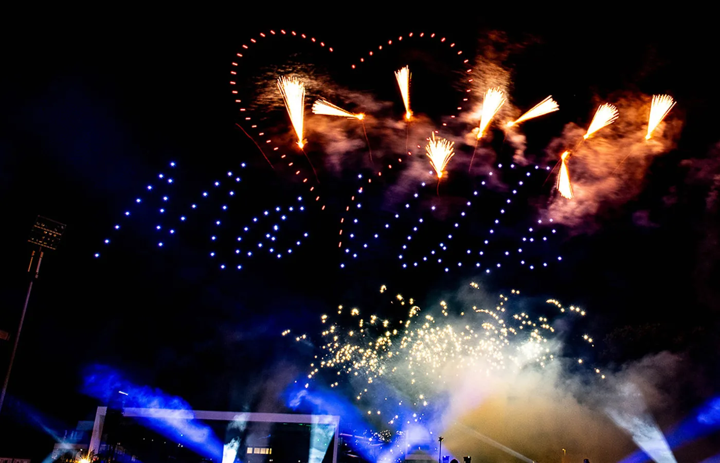 Spectacle Sparklight du 13 juillet 2025 à Mérignac mêlant drones lumineux, effets pyrotechniques et éclairages